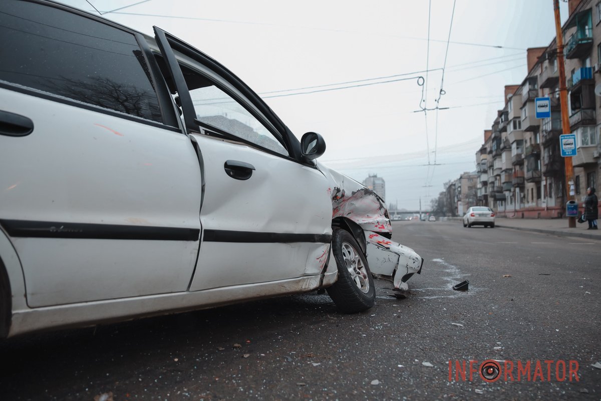 В Днепре на Слобожанском проспекте столкнулись Opel и Daewoo: есть пострадавшие 12