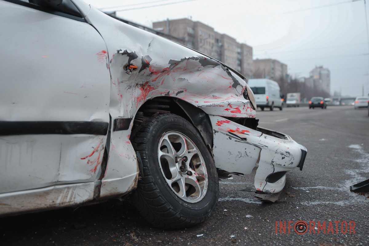 В Днепре на Слобожанском проспекте столкнулись Opel и Daewoo: есть пострадавшие 13