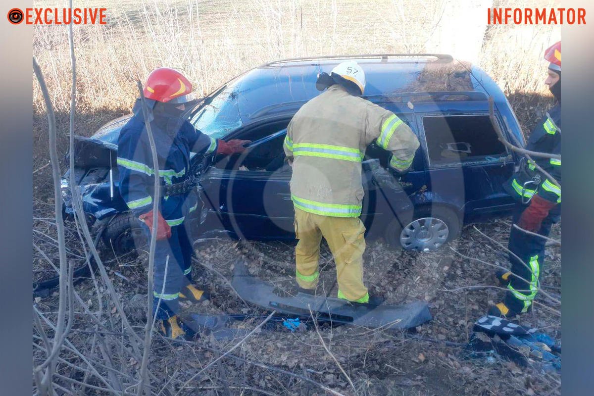 Там водій Volkswagen Golf не впорався з керуванням та з’їхав у кювет Там водій Volkswagen Golf не впорався з керуванням та з’їхав у кювет
