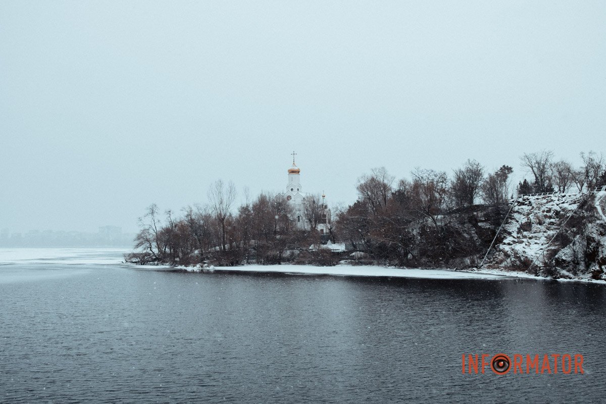 Чарує Чарує