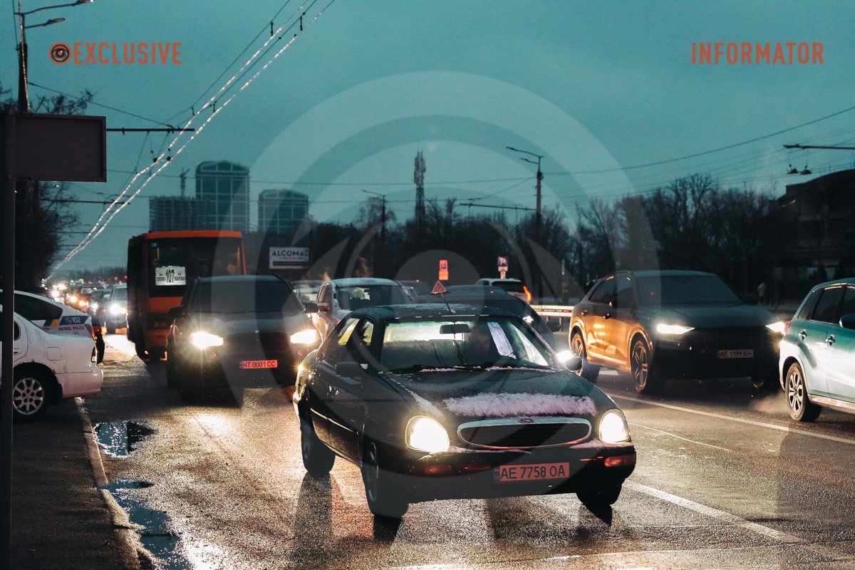 бік Південного мосту утворився сильний затор  бік Південного мосту утворився сильний затор