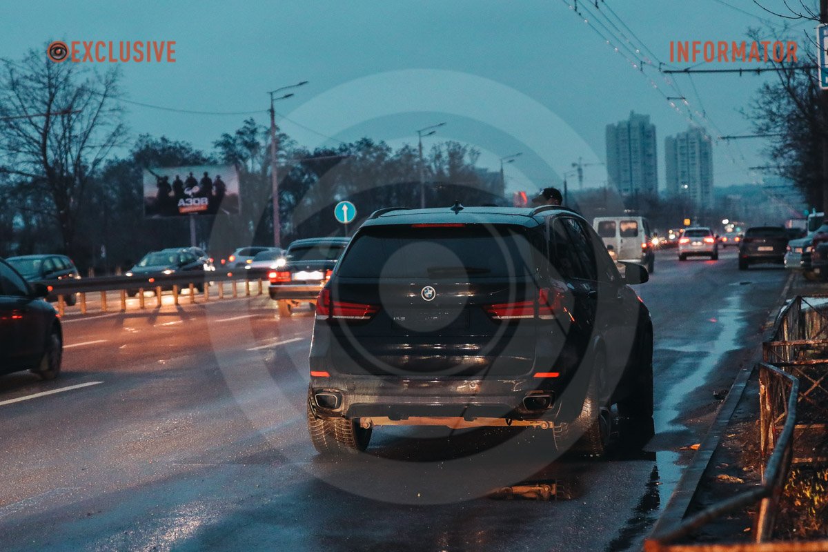 Чоловік переходив дорогу біля аквапарку Happy Day Чоловік переходив дорогу біля аквапарку Happy Day