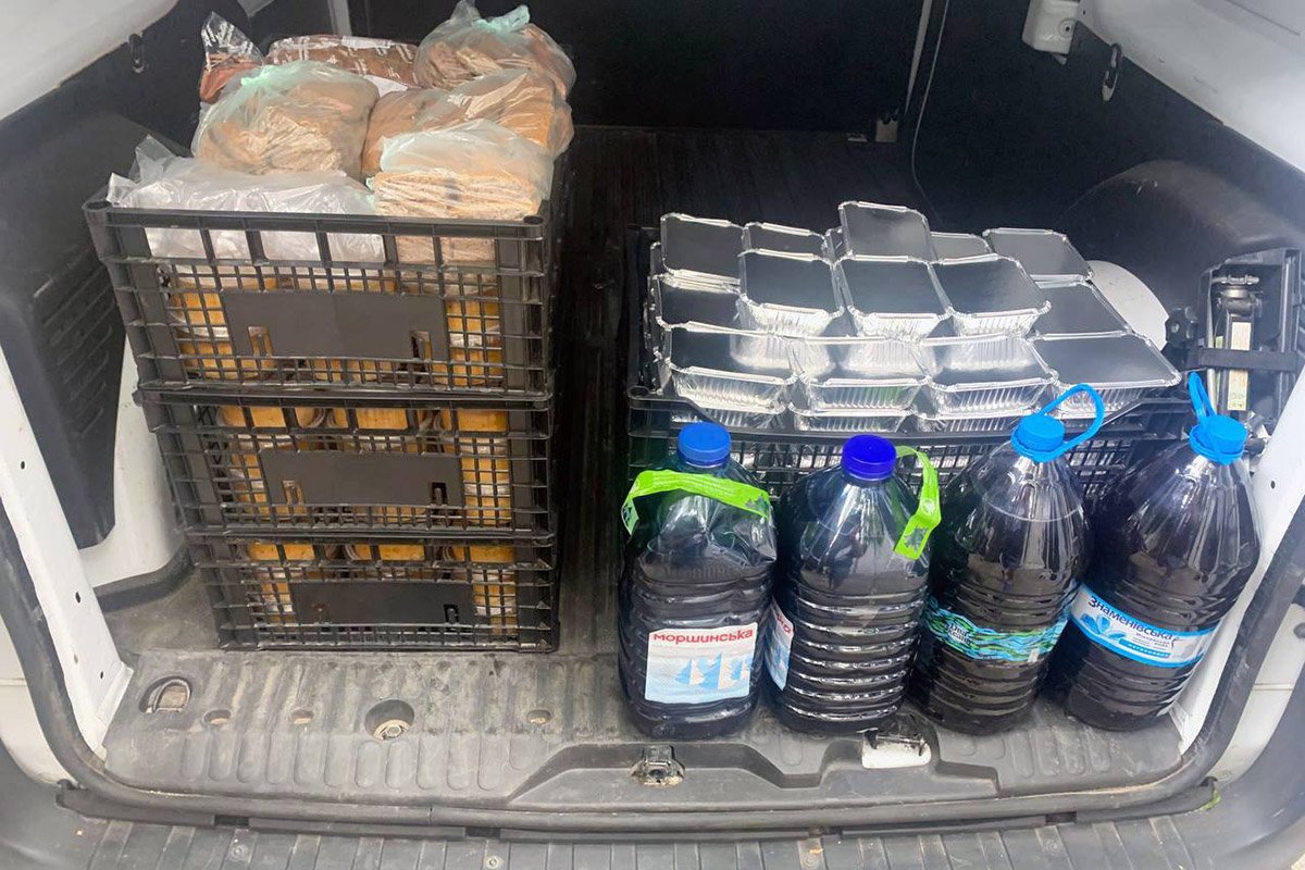 Понад 100 комплексних обідів працівники EVA готують та доставляють до лікарні щодня