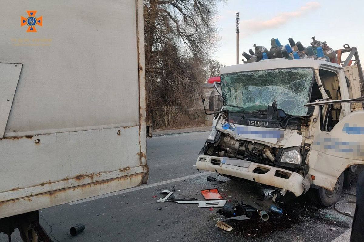 Там зіштовхнулись ВАЗ 11183, Tatat LPT 613 та Isuzu NQR 71P Там зіштовхнулись ВАЗ 11183, Tatat LPT 613 та Isuzu NQR 71P