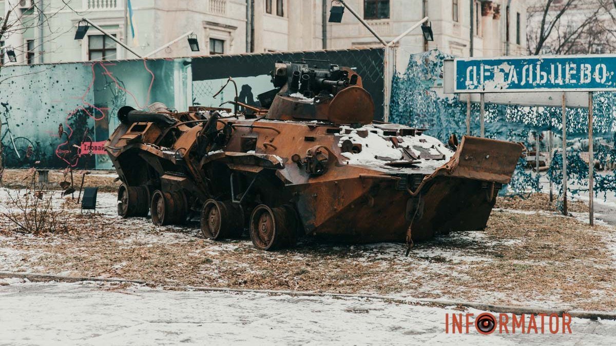 Берите мел и краски: где в Днепре можно оставить пожелание русскому кораблю на уничтоженном БТРе