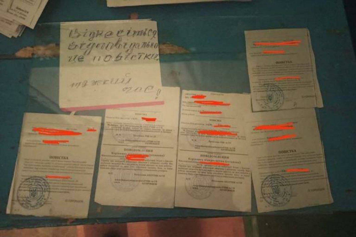 Ось такі повістки залишили на дошці 