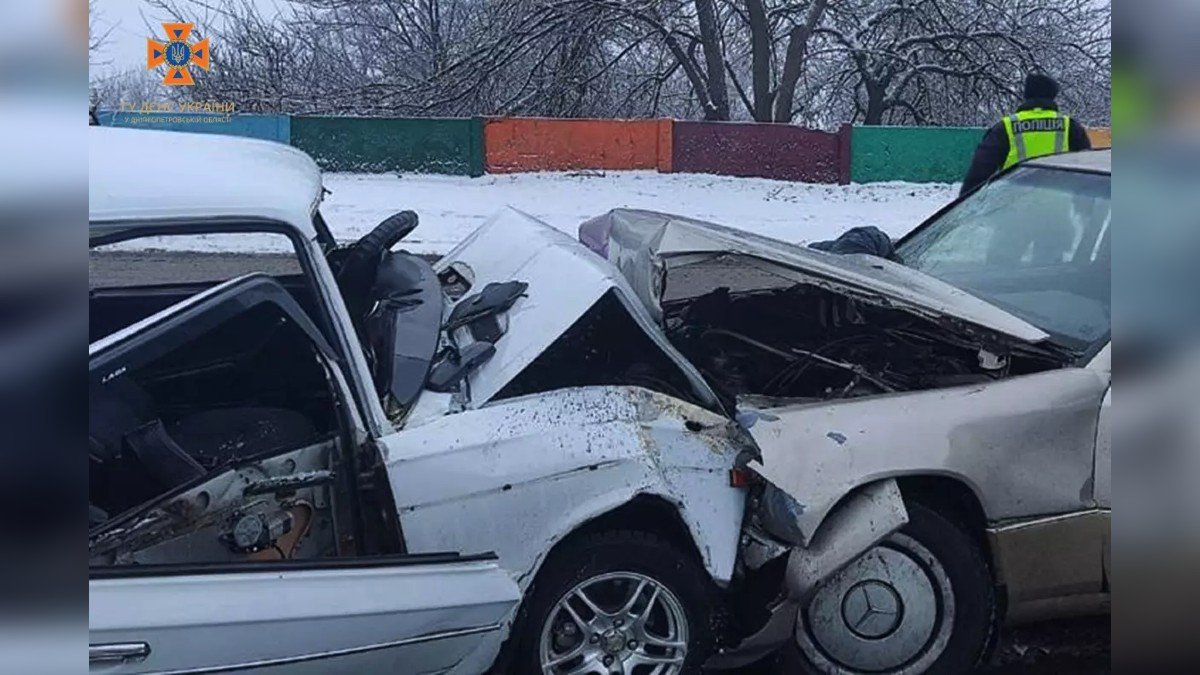В Каменском столкнулись ВАЗ и Mercedes: погибла женщина, еще трое – пострадали