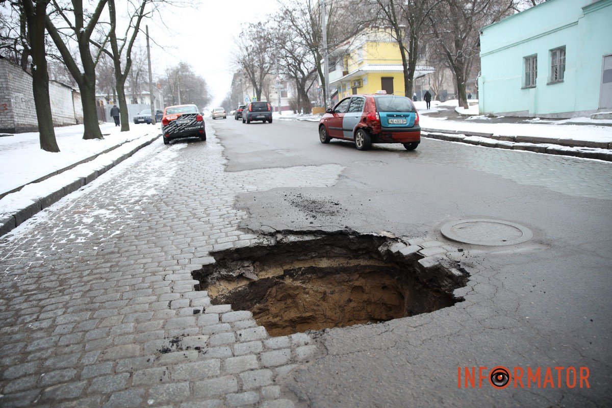 Через це на дорозі утворилася яма приблизно глибиною 2 метри та шириною 1,5 метра