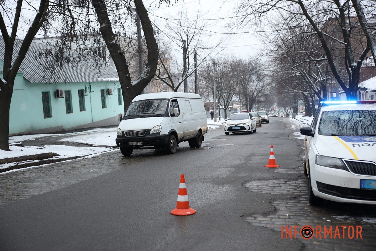 Пошкоджену бруківку огородили сигнальними конусами
