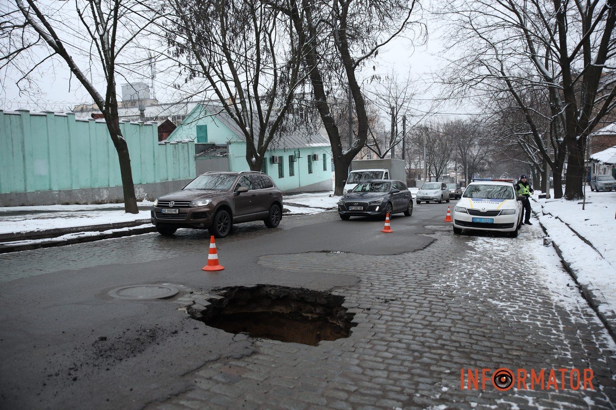 Частина Seat повисла на краю ями
