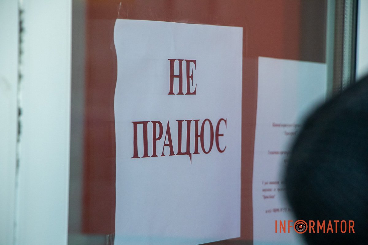 Люди поділилися, що простояли на вулиці декілька годин