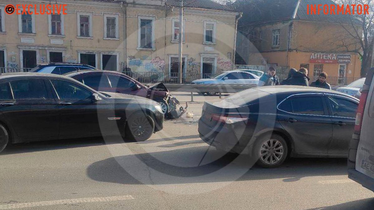 Відео моменту ДТП: у Дніпрі на Слобожанському проспекті біля «Нашої правди» зіткнулися чотири авто