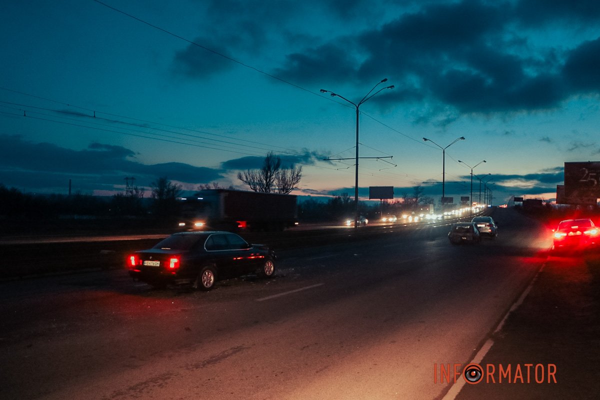 Mercedes стояв посеред дороги без аварійних сигналів Mercedes стояв посеред дороги без аварійних сигналів