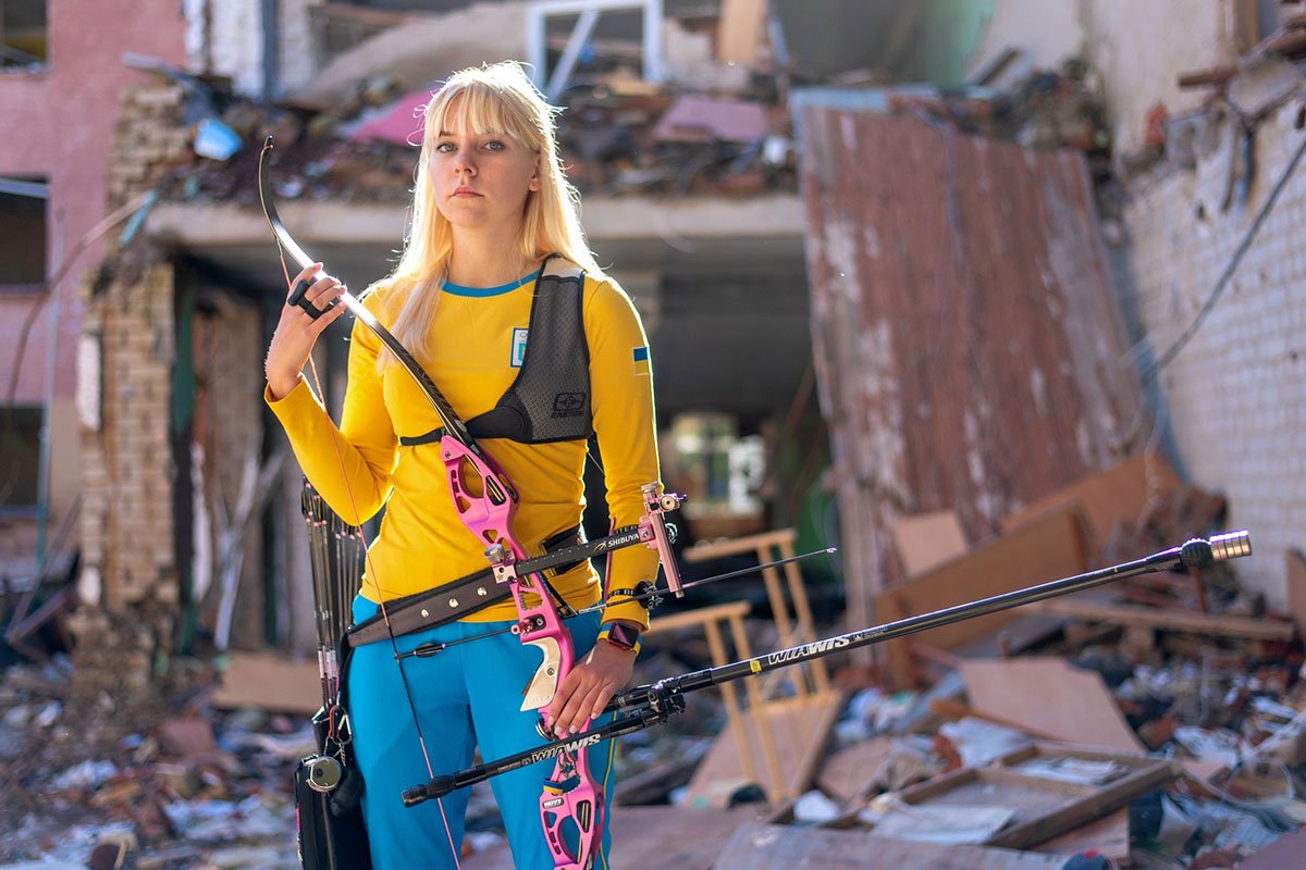 Лучниця Поліна у коридорі зруйнованої школи у Чернігові. Лучниця Поліна у коридорі зруйнованої школи у Чернігові.