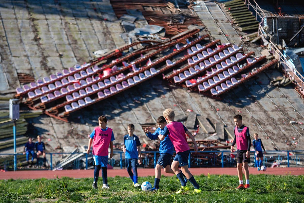 Дитяча команда футбольного клубу "Десна" на стадіоні ім. Юрія Гагаріна у Чернігові. Дитяча команда футбольного клубу "Десна" на стадіоні ім. Юрія Гагаріна у Чернігові.