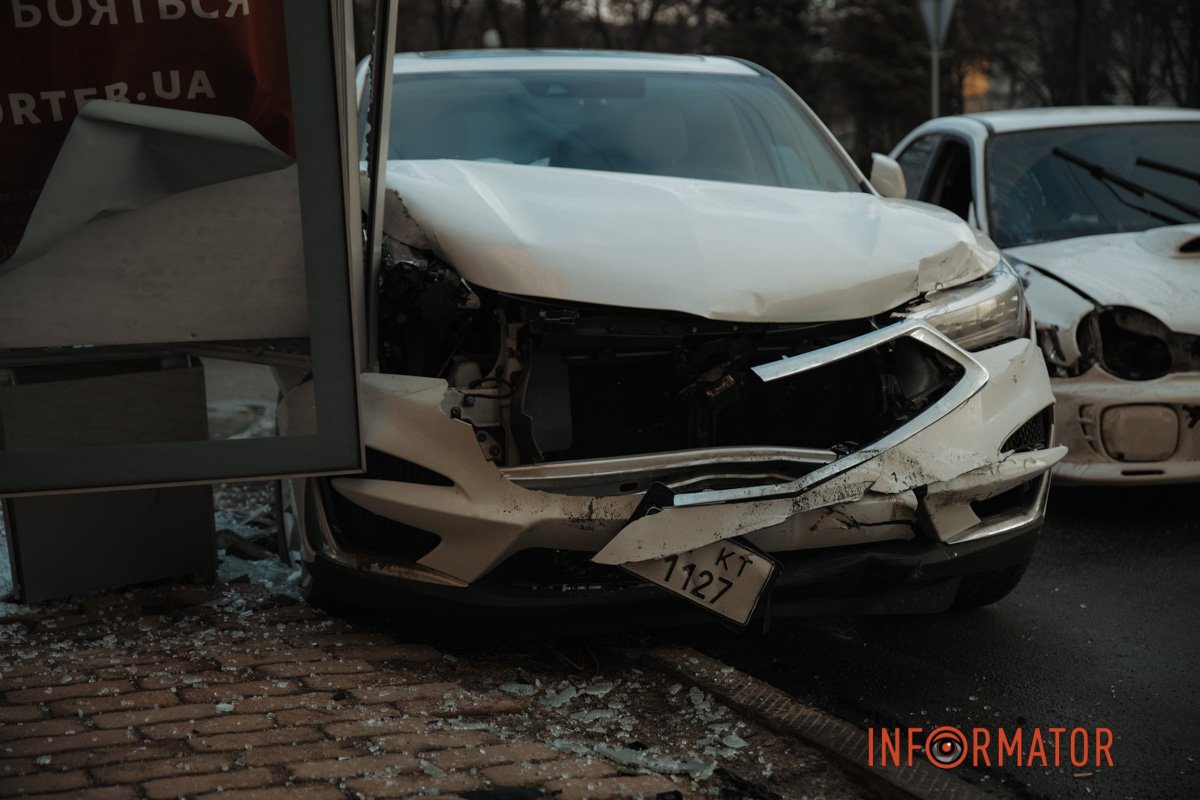 У Дніпрі на Яворницького зіштовхнулись Subaru та Akura: постраждали двоє дівчат 5