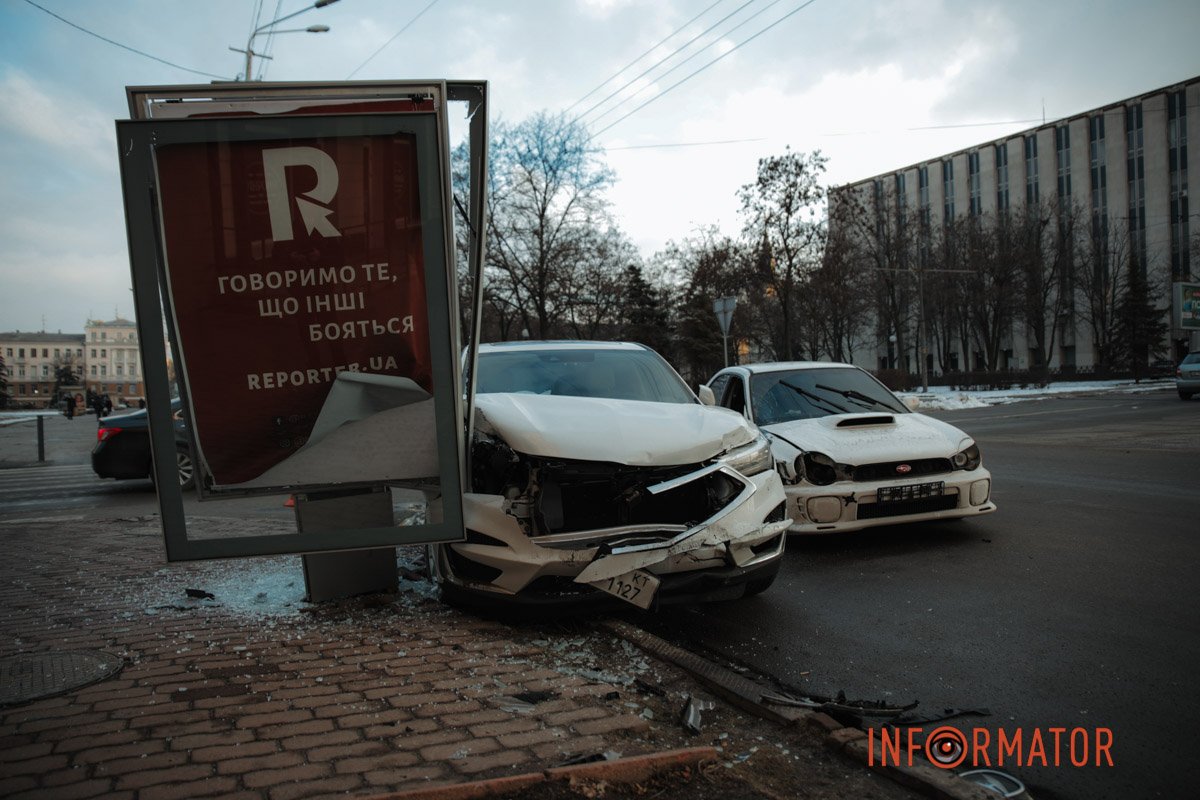 У Дніпрі на Яворницького зіштовхнулись Subaru та Akura: постраждали двоє дівчат 6