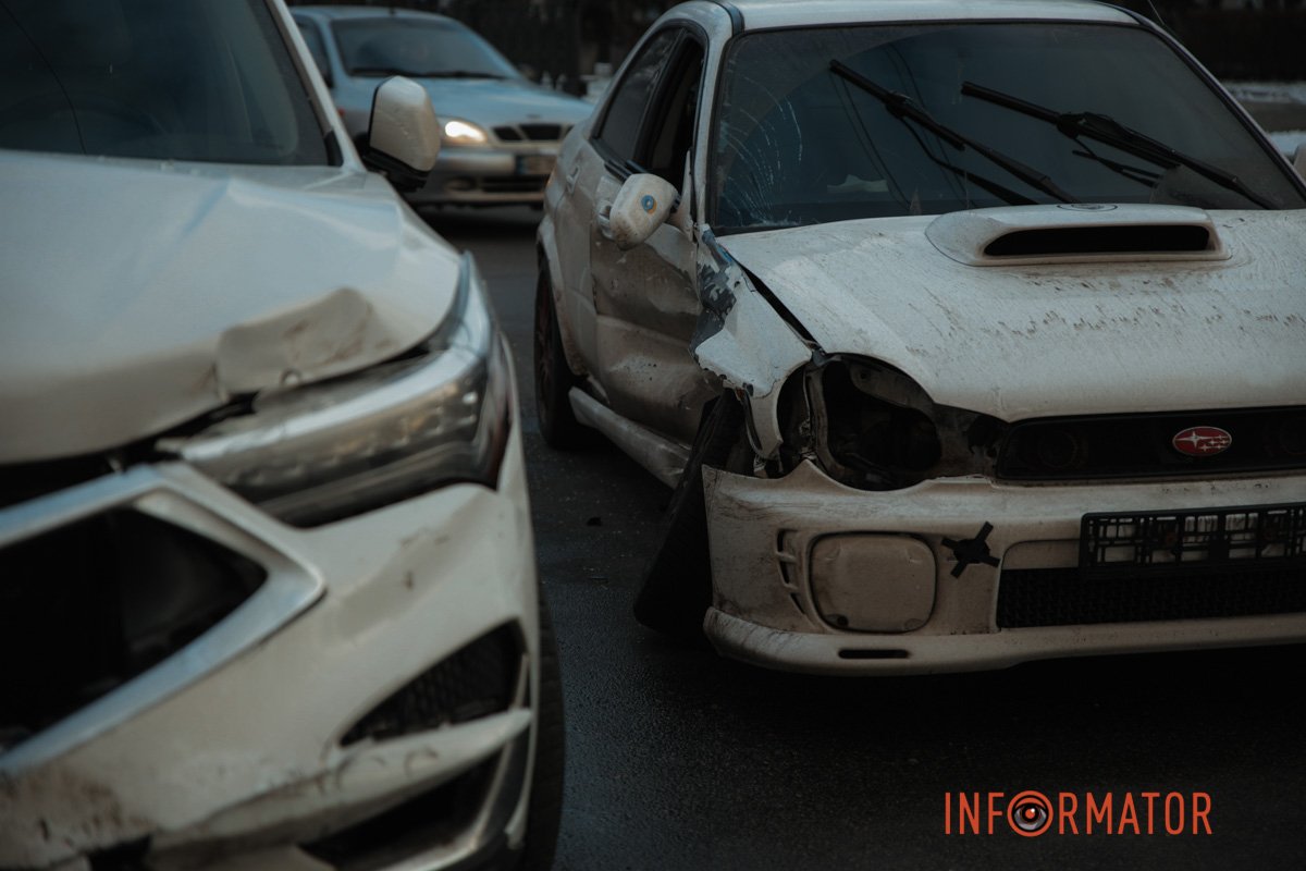 У Дніпрі на Яворницького зіштовхнулись Subaru та Akura: постраждали двоє дівчат 7