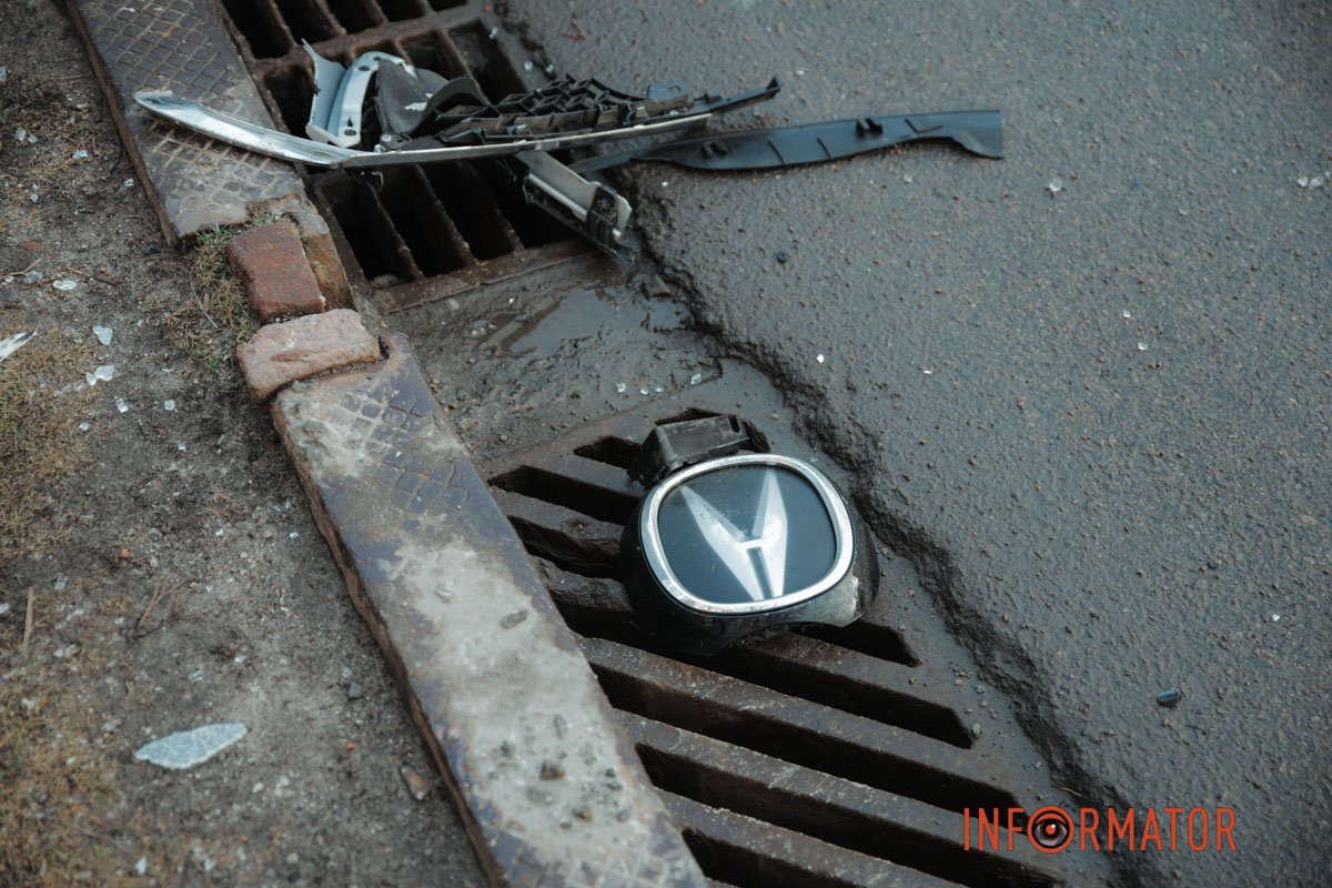 У Дніпрі на Яворницького зіштовхнулись Subaru та Akura: постраждали двоє дівчат 8