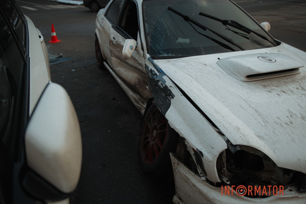 У Дніпрі на Яворницького зіштовхнулись Subaru та Akura: постраждали двоє дівчат 2