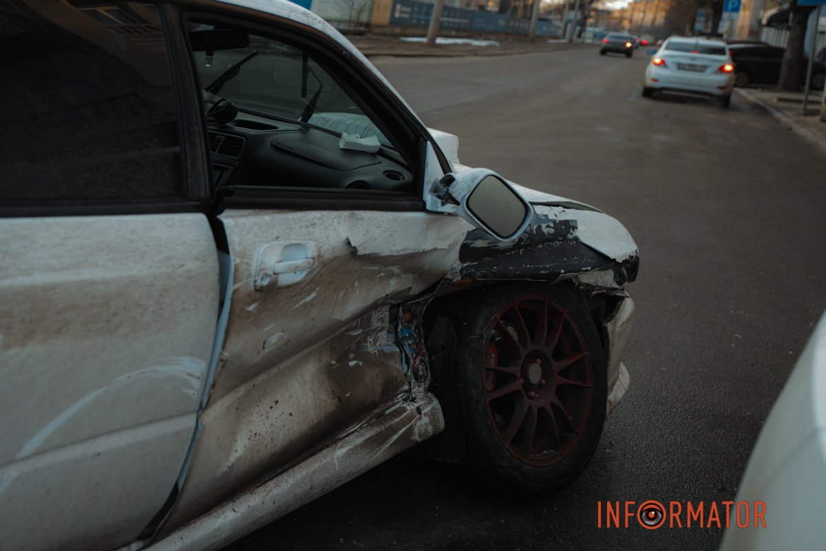 У Дніпрі на Яворницького зіштовхнулись Subaru та Akura: постраждали двоє дівчат 1