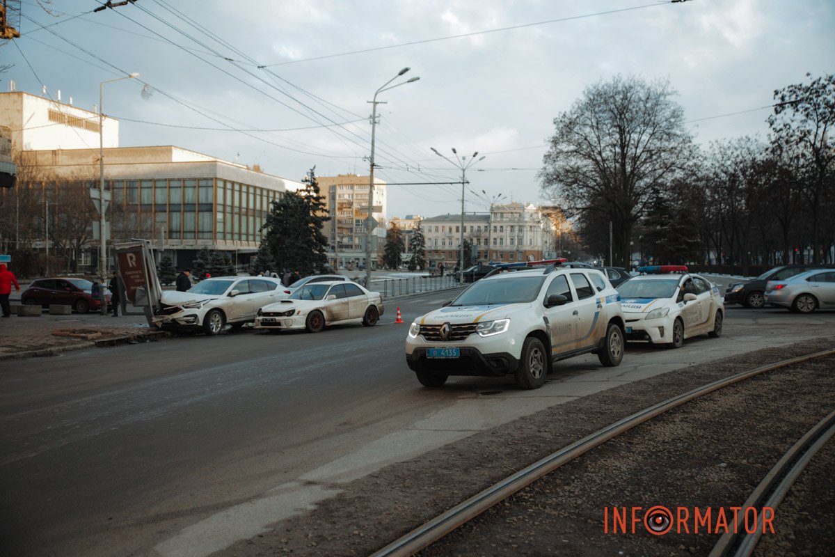 У Дніпрі на Яворницького зіштовхнулись Subaru та Akura: постраждали двоє дівчат 9