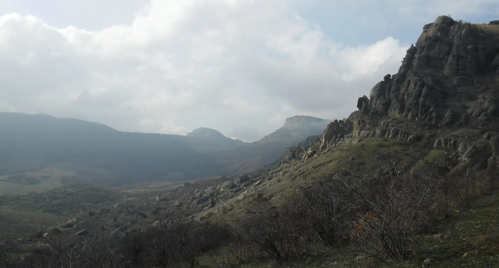 Сліди обвалу від землетрусу 1927 року на горі Демереджі, світлина 2012 року