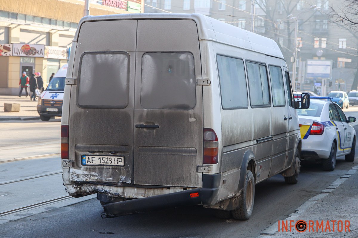 Пасажирка Mercedes знаходилася на задньому сидинні в салоні авто Пасажирка Mercedes знаходилася на задньому сидинні в салоні авто