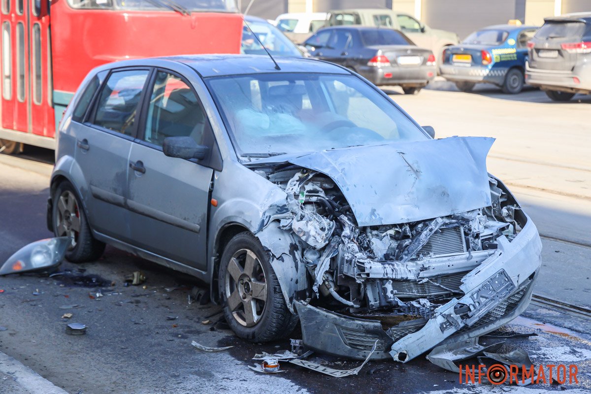 На вулиці Архітектора Олега Петрова біля ТЦ "Нагорка" сталася ДТП На вулиці Архітектора Олега Петрова біля ТЦ "Нагорка" сталася ДТП