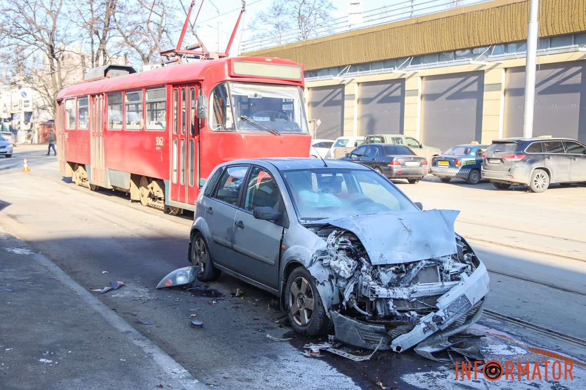 Зіштовхнулися Ford та маршрутка №40 Зіштовхнулися Ford та маршрутка №40