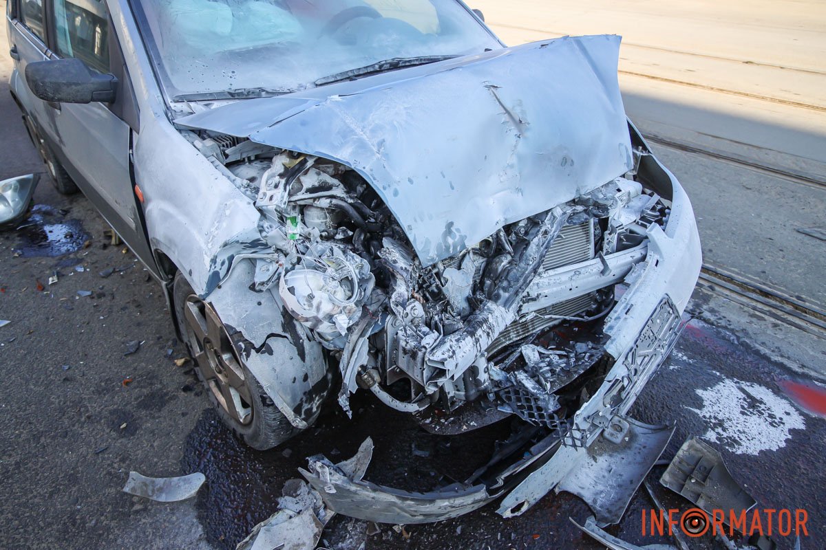 Під час руху водійку Ford засліпило сонце Під час руху водійку Ford засліпило сонце