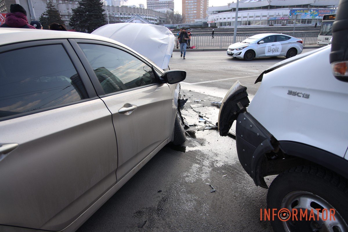 Машини зіштовхнулися на Січеславській Набережній Машини зіштовхнулися на Січеславській Набережній