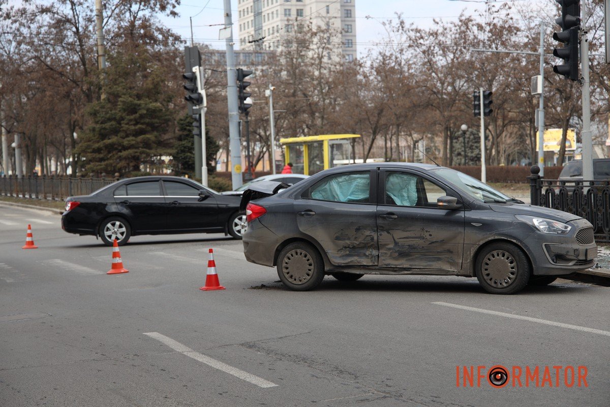 Yа перехресті вулиці Андрія Фабра та проспекту Дмитра Яворницького сталася ДТП Yа перехресті вулиці Андрія Фабра та проспекту Дмитра Яворницького сталася ДТП