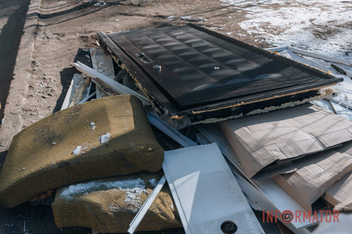 Викадають старі меблі Викадають старі меблі