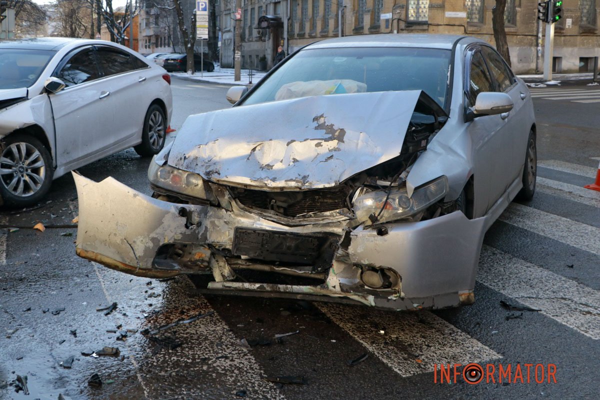 Останній не надав перевагу у русі водію Hyundai, через що автомобілі зіткнулися Останній не надав перевагу у русі водію Hyundai, через що автомобілі зіткнулися