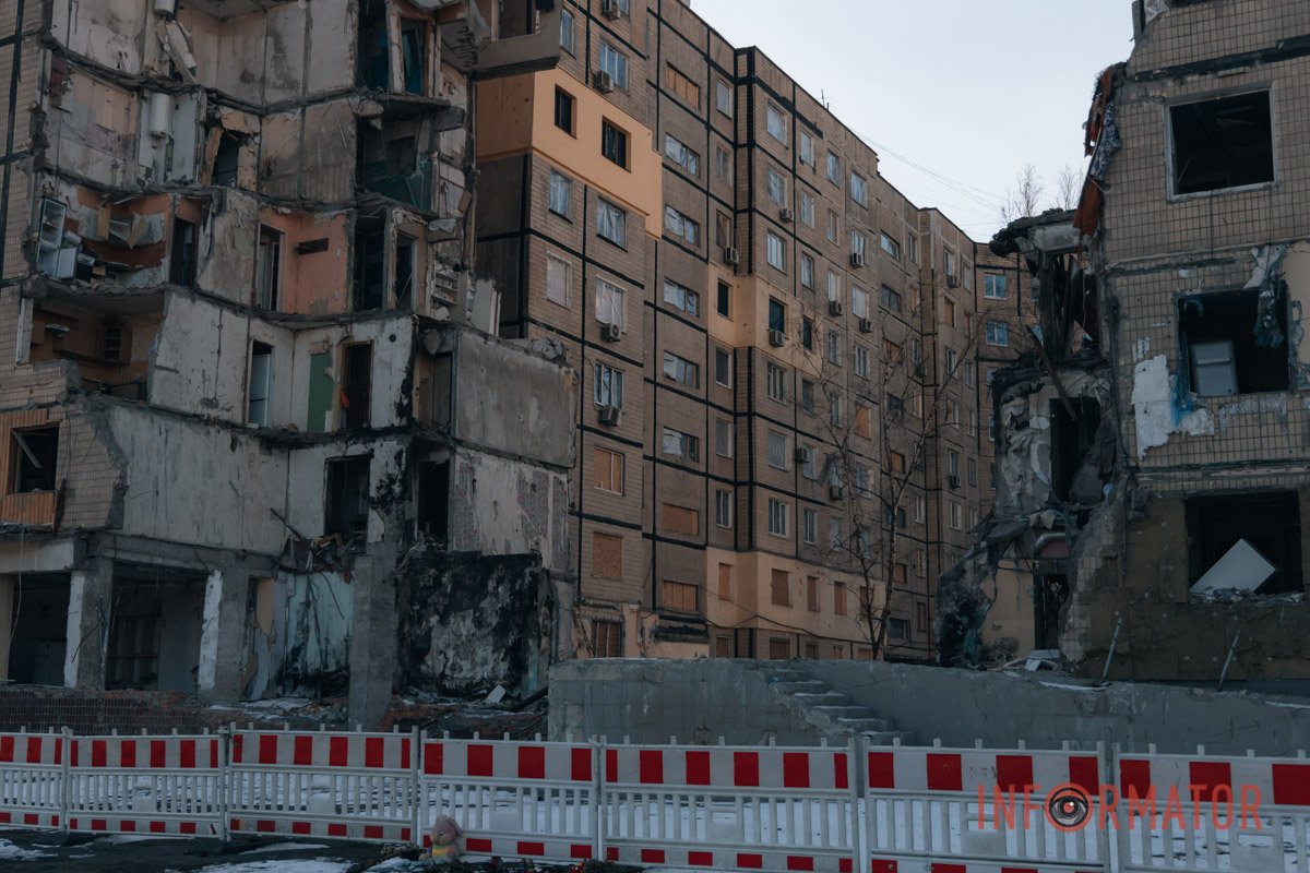 Тонни обвалених конструкцій будинку прибрали, внизу можна побачити сходи амбулаторії, яка працювала на 1 поверсі