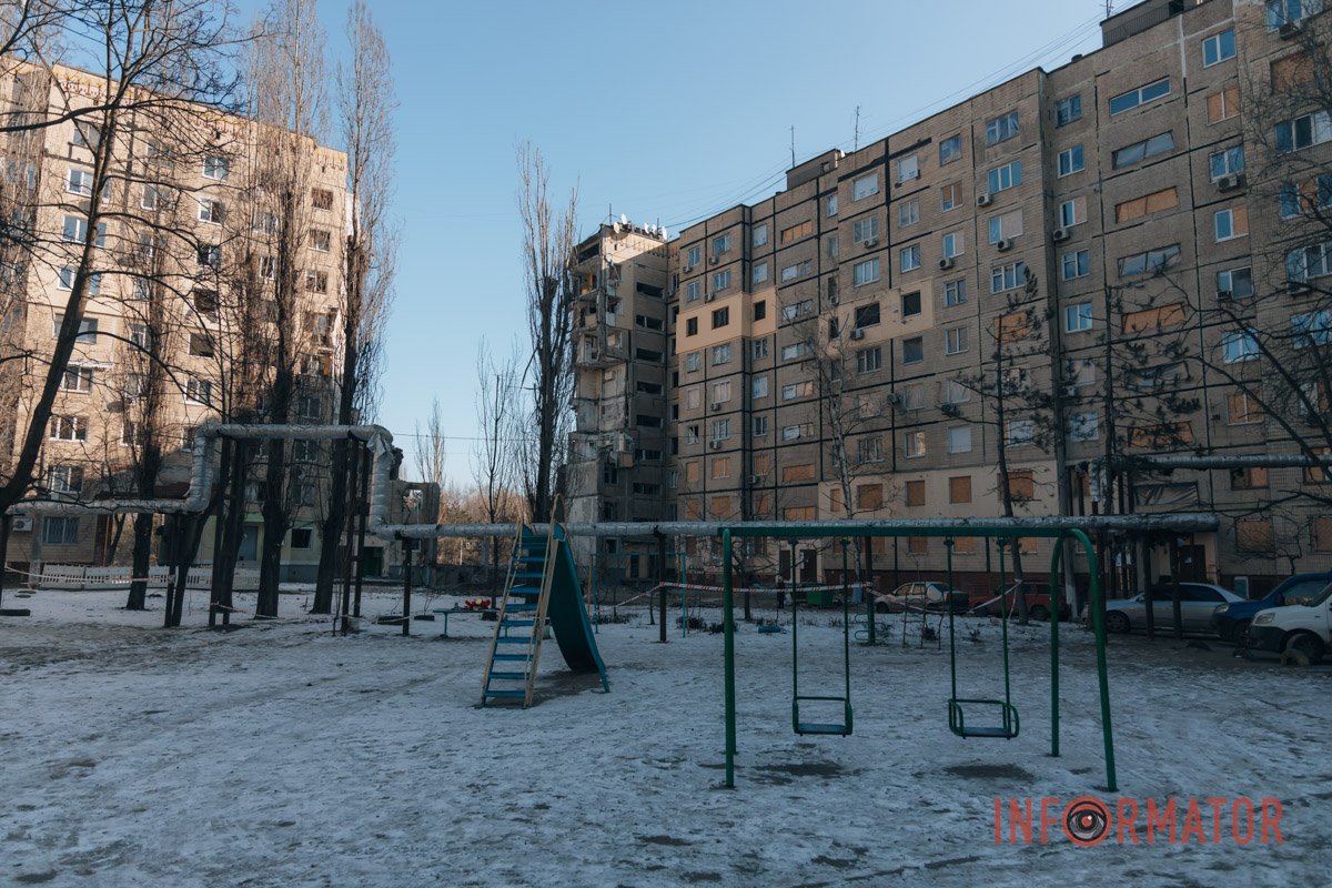 Дитячі майданчики у дворі порожні, люди продовжують нести до них квіти та іграшки