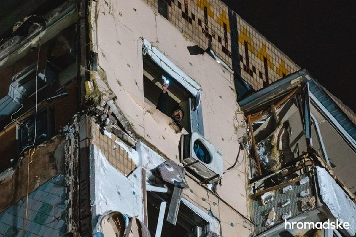 Цей чоловік ліхтариком вказував своє розташування