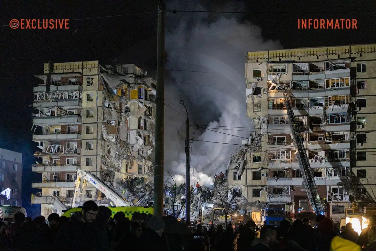 Фотографии воспоминаний: как выглядит место попадания российской ракеты в  дом на Победе в Днепре за месяц после трагедии