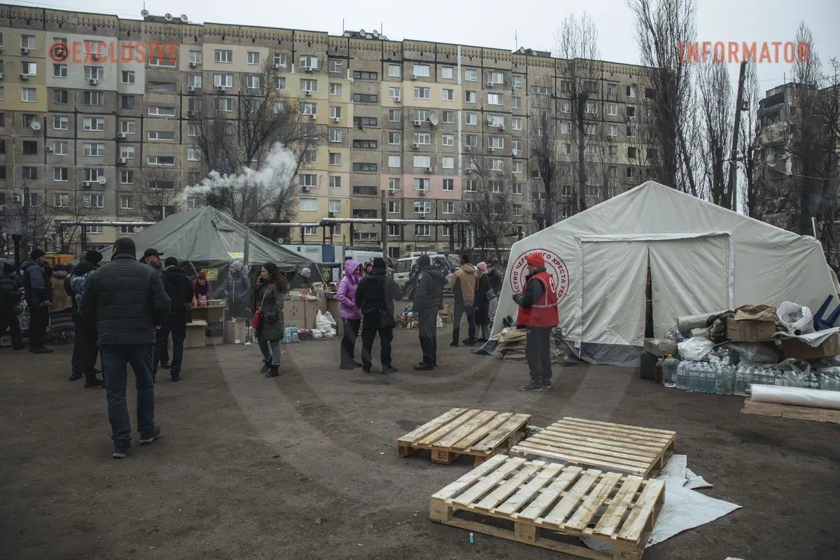 З обох боків від будинку розгорнули волонтерські штаби