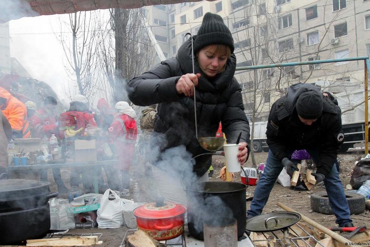 Постраждалих забезпечували їжею і одягом тут же, у дворі