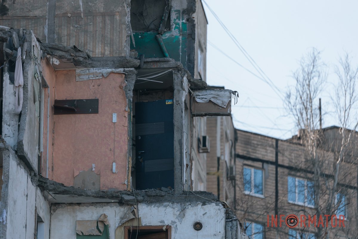 Фотографии воспоминаний: как выглядит место попадания российской ракеты в  дом на Победе в Днепре за месяц после трагедии