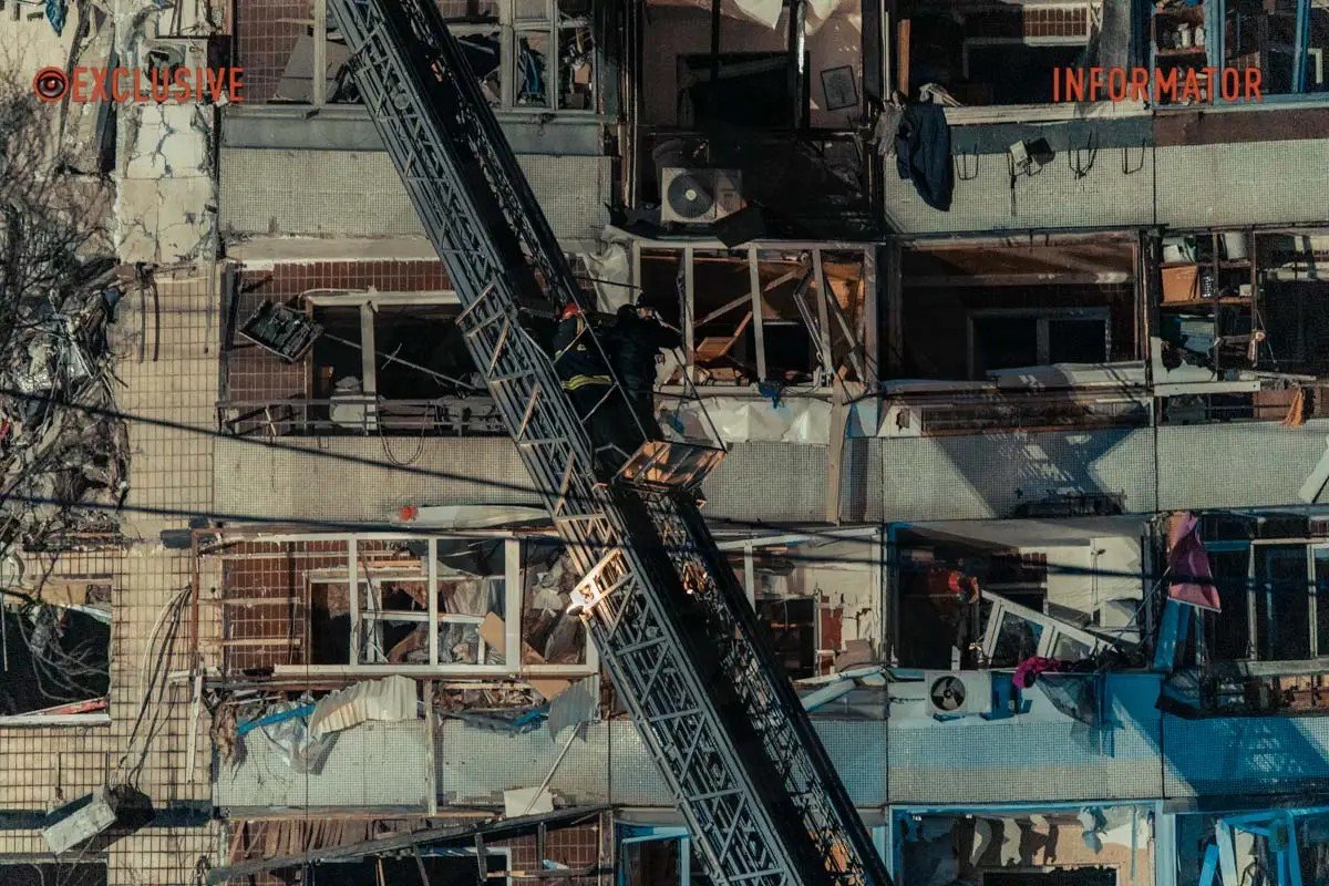 14 січня вибуховою хвилею повиносило вікна майже в усьому будинку