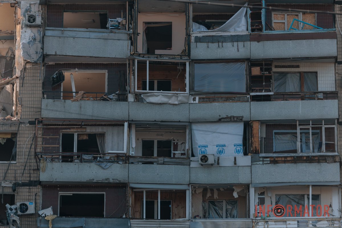 Далі від місця "прильоту" вікна вже замінили, а поряд з місцем трагедії - закрили плівкою чи ДВП