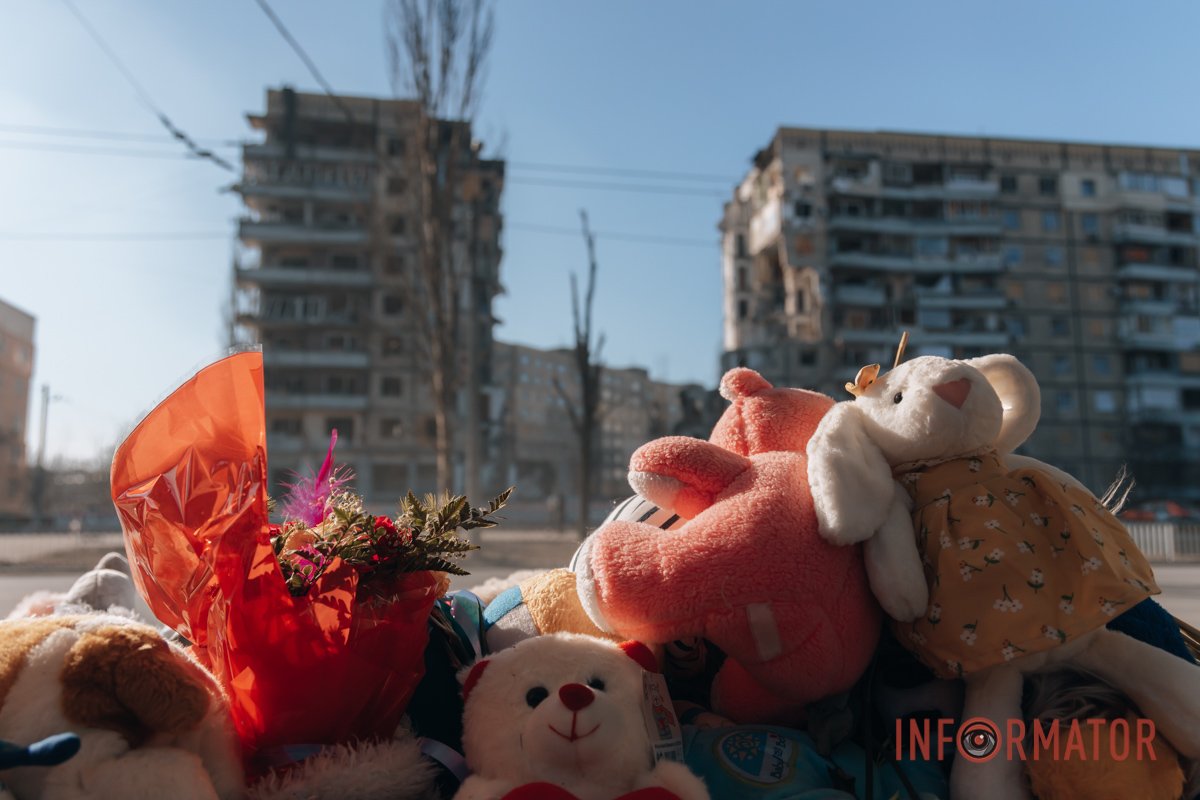 Квіти та іграшки продовжують зносити сюди і досі