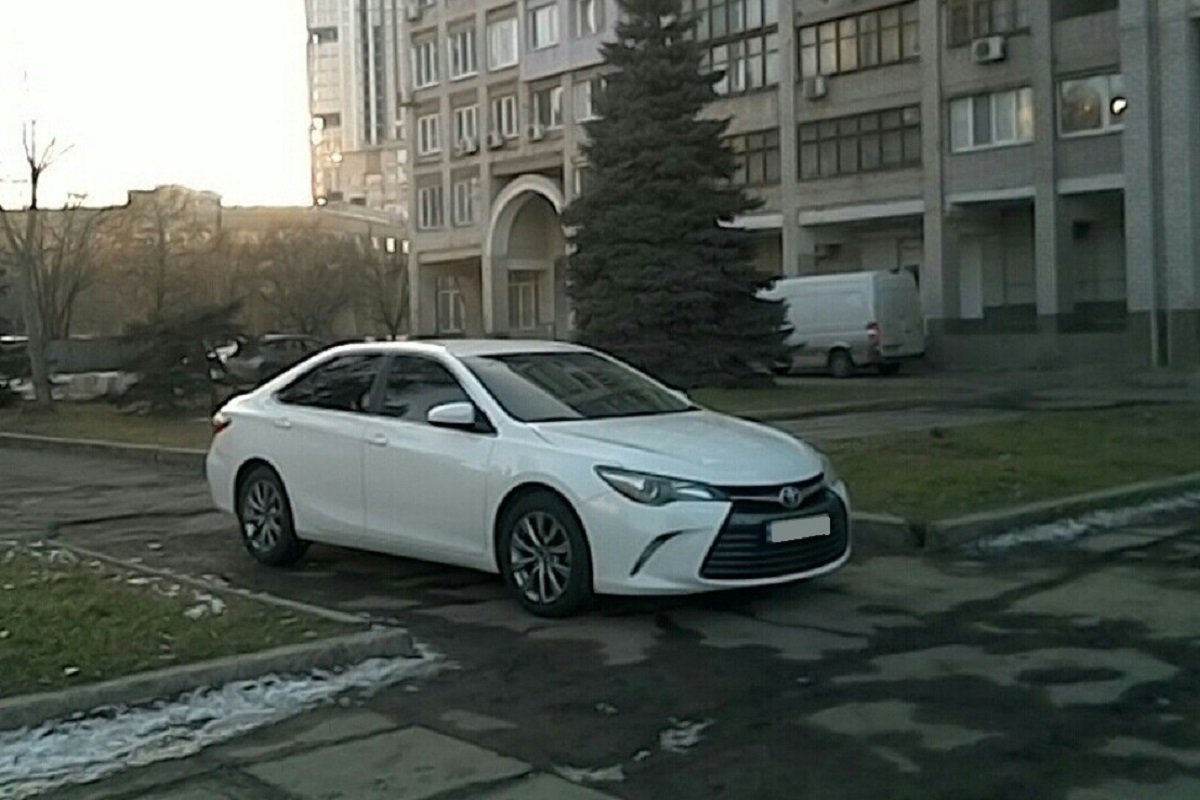 Стоїть собі, не заважає Стоїть собі, не заважає