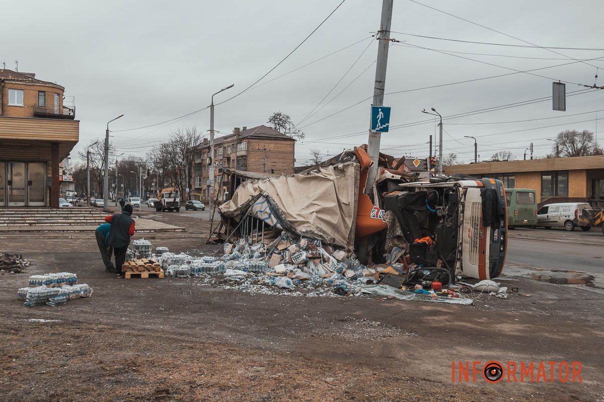 Фура перекинулась та влетіла в електроопору Фура перекинулась та влетіла в електроопору