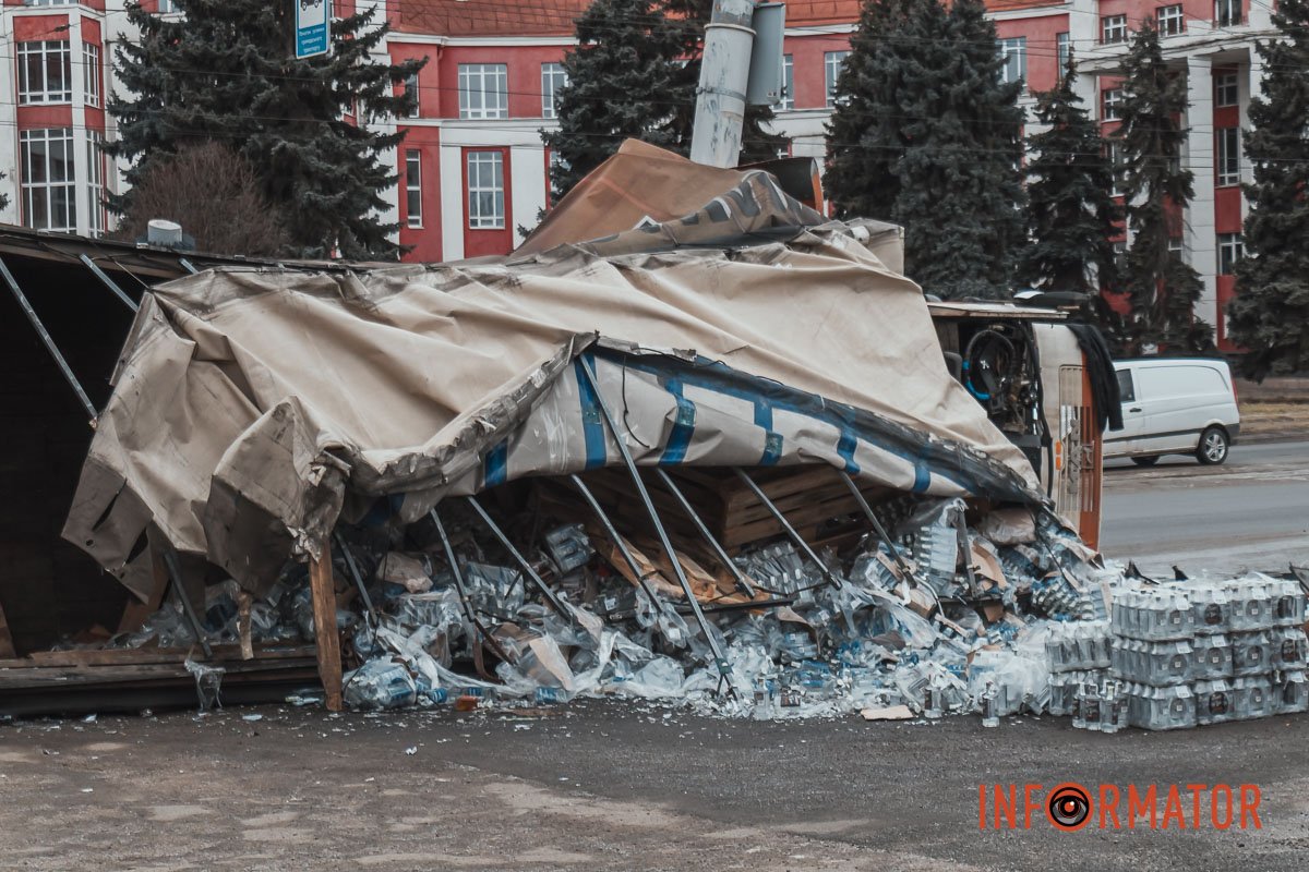 Тут перекинулась фура та зачепила електроопору Тут перекинулась фура та зачепила електроопору