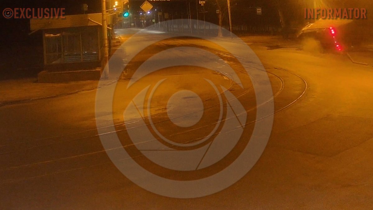 В Днепре на проспекте Нигояна перевернулась фура с водкой: видео момента