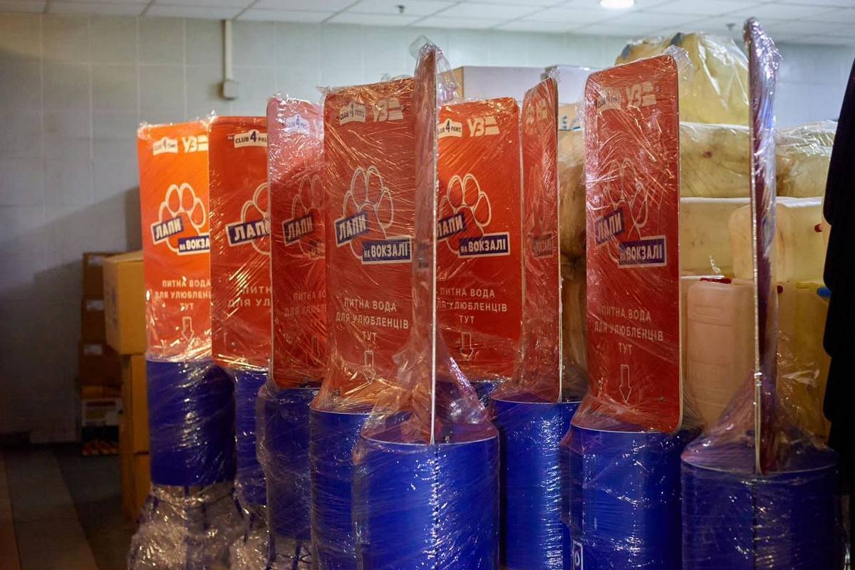 З 15 лютого почали встановлювати в 11 найбільших вокзалах України зручні дозатори питної води для тварин, що подорожують поїздами З 15 лютого почали встановлювати в 11 найбільших вокзалах України зручні дозатори питної води для тварин, що подорожують поїздами